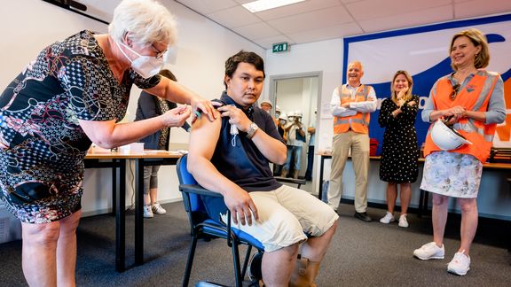 Vaccination of a seafarer