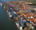 Record order of containers to help relieve maritime traffic congestion